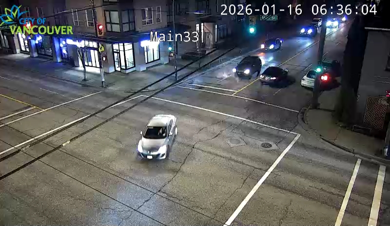 Main St & E 33rd Ave - E