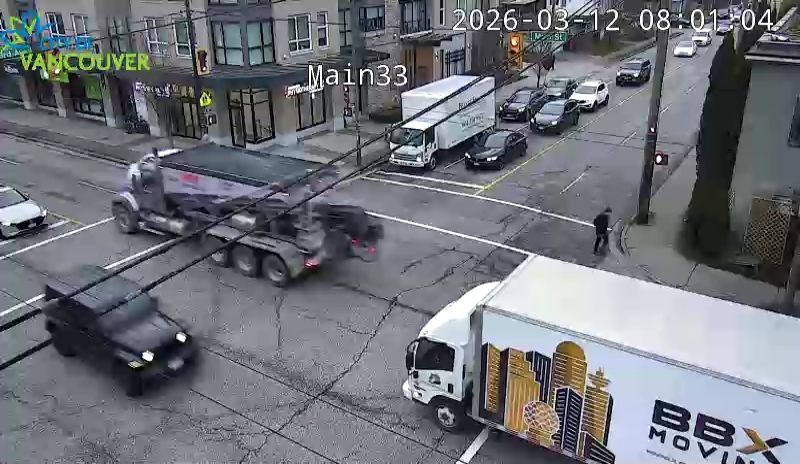 Main St & E 33rd Ave - E