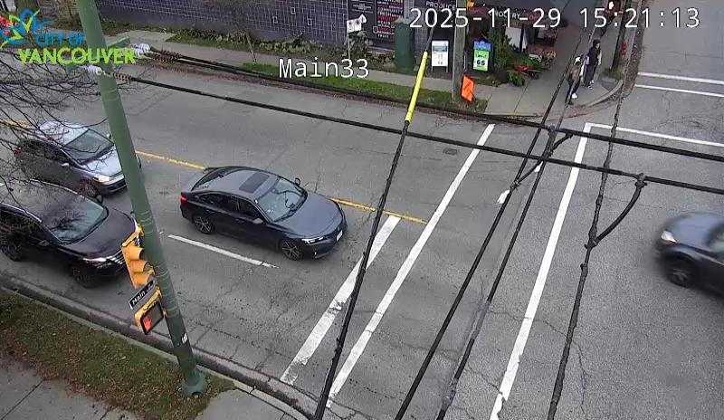 Main St & E 33rd Ave - W