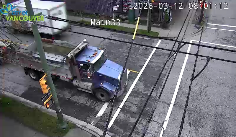 Main St & E 33rd Ave - W