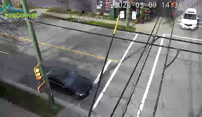 Main St & E 33rd Ave - W