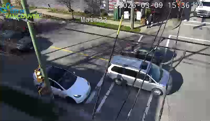 Main St & E 33rd Ave - W