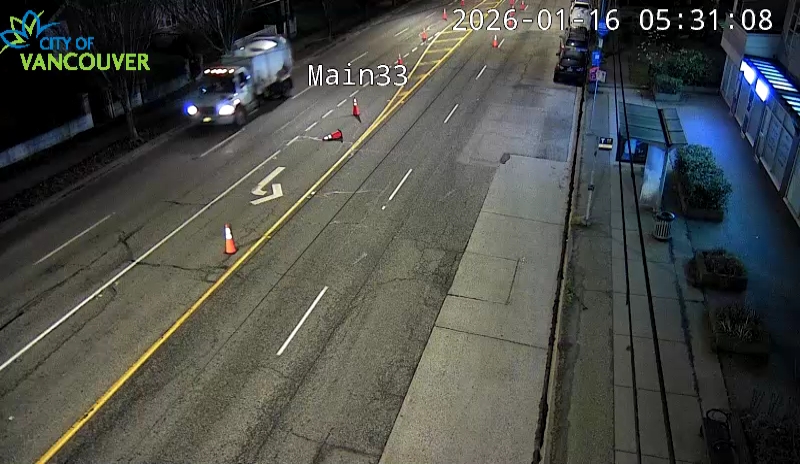 Main St & E 33rd Ave - S