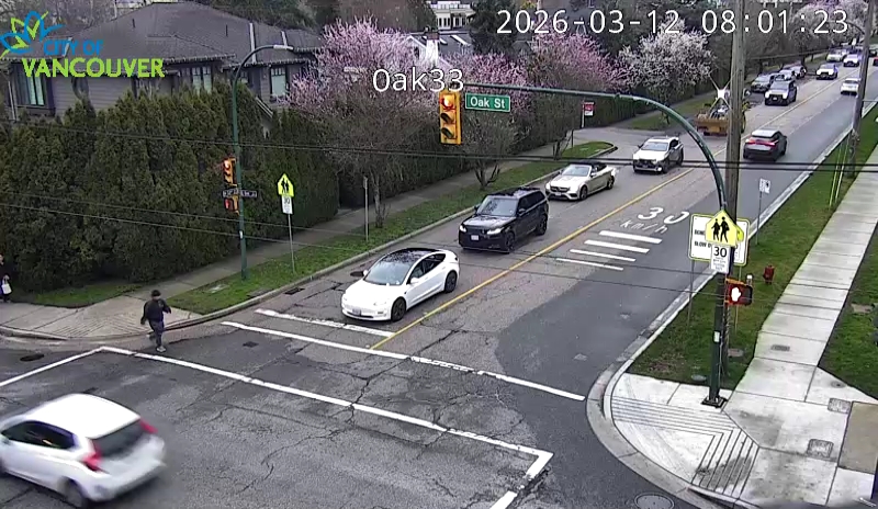 Oak St & W 33rd Ave - E