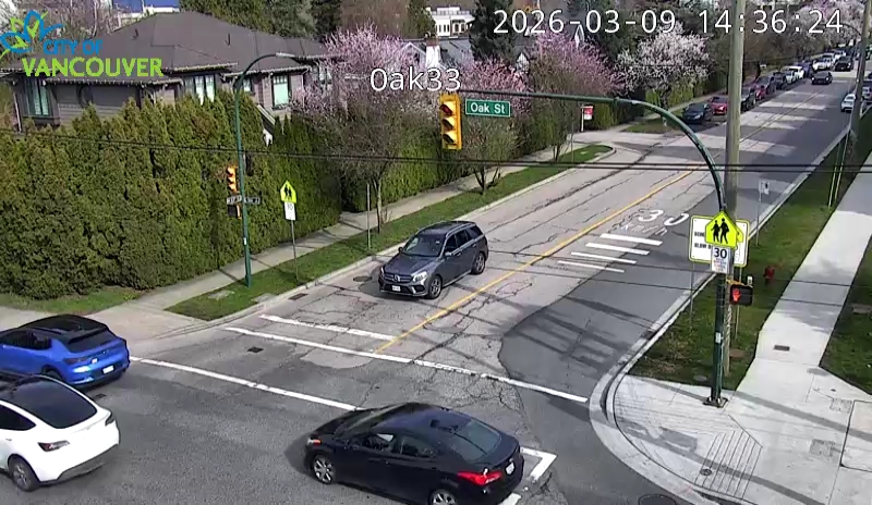 Oak St & W 33rd Ave - E